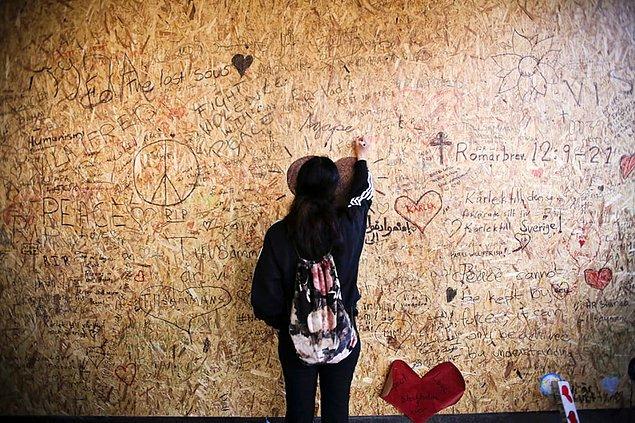 25. Stockholm'de meydana gelen terör saldırısında hayatını kaybedenler anısına duvara dileklerini yazan bir vatandaş, 9 Nisan.
