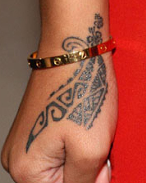 1. Начинаем! Чья это татуировка?