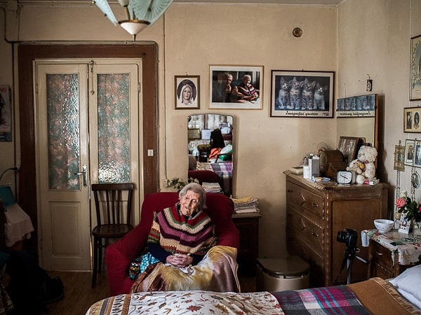 8. Будучи одинокой женщиной, она зарабатывала на жизнь, мастеря джутовые сумки и работая в отеле.