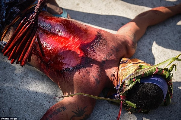 Также в этой стране истязают людей плетьми в воспоминание того, как Иисуса бичевали перед распятием.