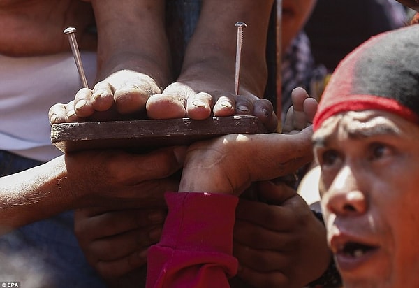 Филиппинцы делают это в знак веры, и чтобы заслужить прощение грехов.