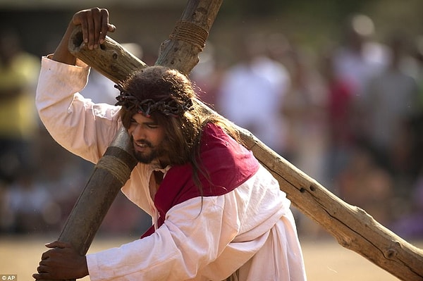 В этой стране добровольцы также воссоздают сцену распятия.