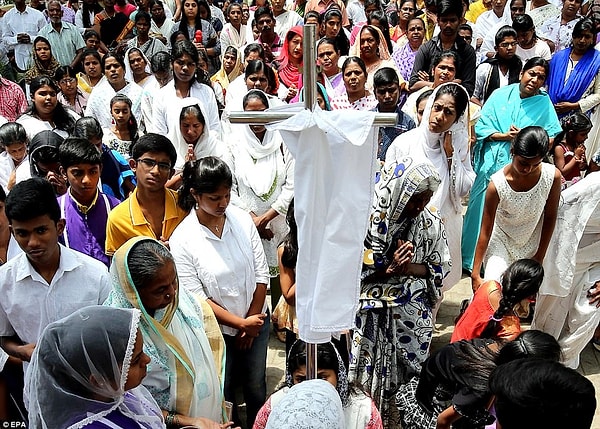 В Бангалоре на крест вешают отрез белой ткани, символизирующий тело Христа.