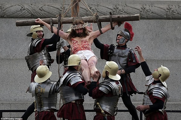 Каждый год около 20 тыс. чел. собирается на этой площади, чтобы посмотреть на восозданную сцену Страстей Христовых.