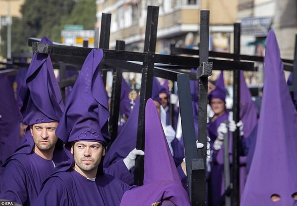 Nazarenes - еще один орден "кающихся грешников" - также участвует в шествии в Мурсии. На таких парадах собирается около 4 тыс.человек, многие идут босыми.