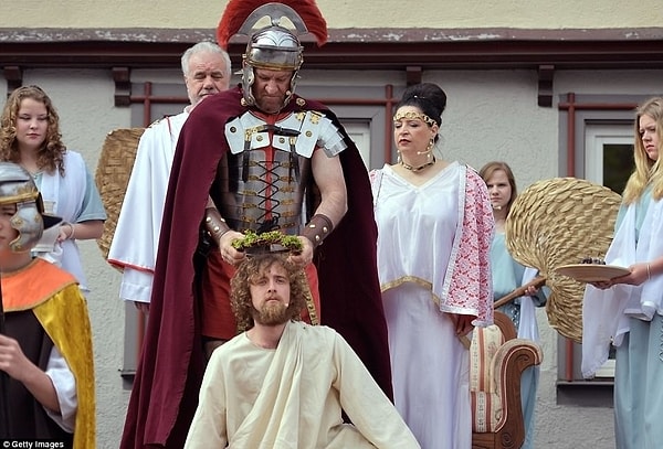 В Бенсхайме на голову актера, играющего Христа возлагают терновый венец.