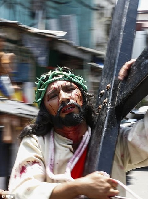 Ancak bu fotoğraflarda görüldüğü üzere, ulusun dini gelenekleri, Roma Katolik Kilisesi'nin kutsal kabul edilen Paskalya haftası boyunca riayetlerinden çok uzak.