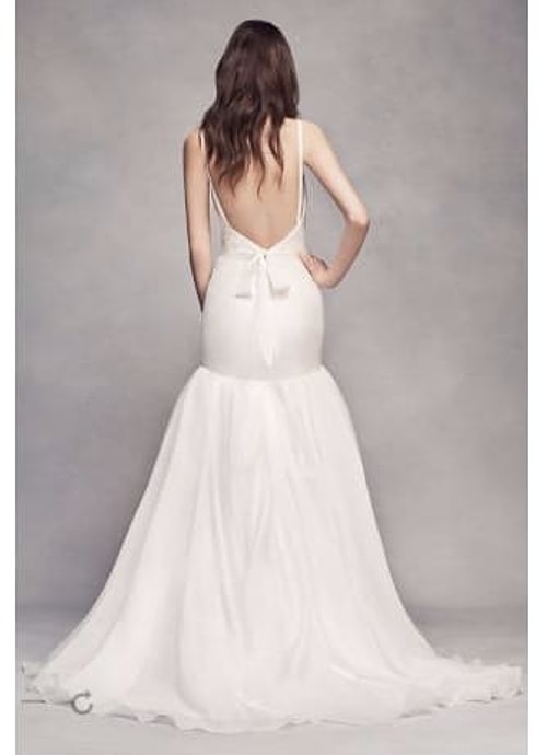 Sırtı derin dekolteli Vera Wang gelinlik.