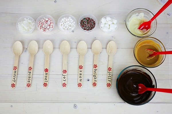 1. Итак, прежде всего нам потребуются ложки (чайные), два вида шоколада (темный или молочный и белый), арахисовая паста или вареная сгущенка и несколько вариантов украшений: это могут быть мини-маршмеллоу, разные виды посыпки для тортов, кокосовая стружка, дробленые конфеты и карамельки, измельченные сухофрукты и орехи и все остальное, что только может прийти вам на ум.