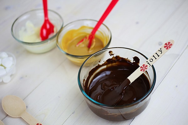 2. Шоколад и сгущенку нужно растопить на водяной бане или в микроволновке до жидкого состояния.