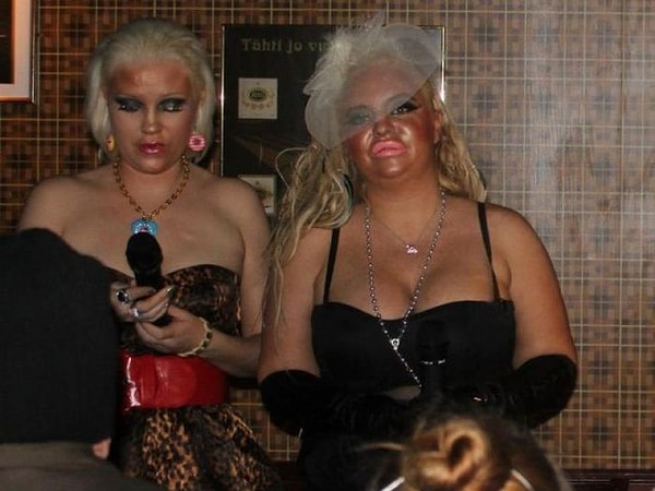 10. Певицы в местном кабаке