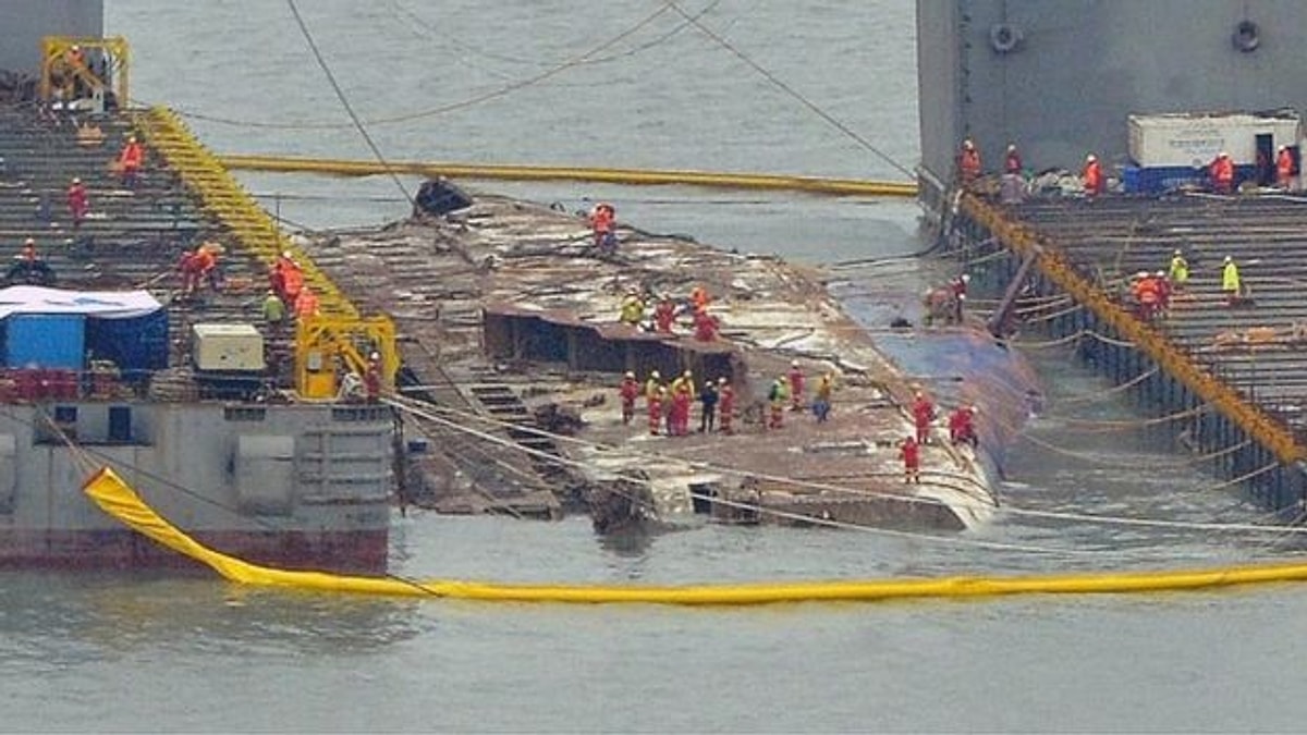 Корейский паром. Корабль Sewol. Sewol Ferry incident. Корабль Севоль корейский. Паром Севоль после подъема.