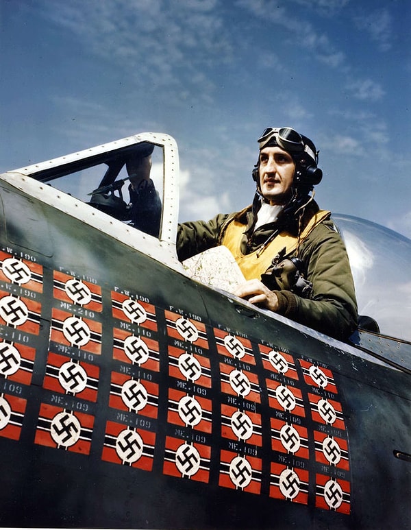 5. Портрет американского подполковника Френсиса Габрески, сидящего в кабине своего истребителя Р-47 "Республика". На его счету 28 сбитых самолётов, он получил звание первоклассного лётчика времён Корейской войны
