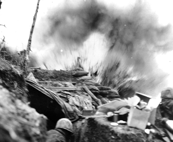 7. Морские пехотинцы ныряют в укрытие, когда возле них взрывается снаряд (1952 год)