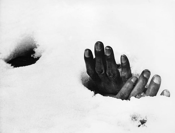 10. Из снега торчат связанные руки корейского мирного жителя, который был убит во время отступления северокорейских войск в 1951 году