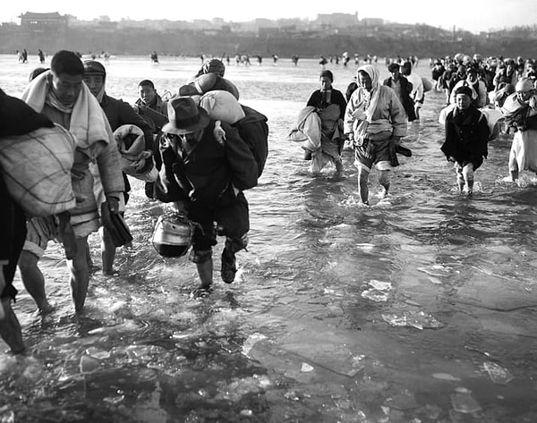 16. Тысячи северокорейцев покинули свои дома, храбро встретив ледяные воды реки Тэдонган
