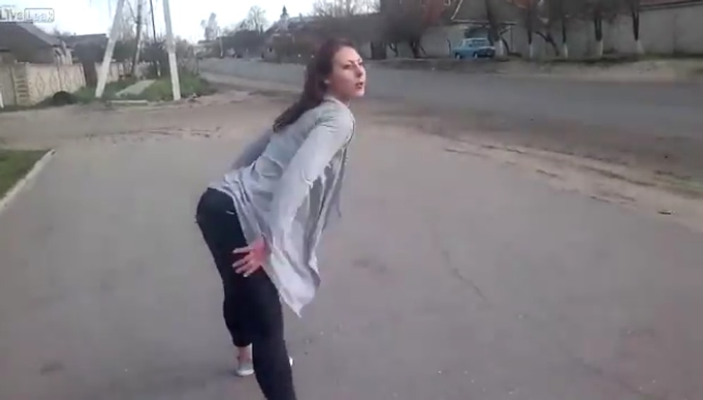 Yolun Kenarında Twerk Yaparak Kazaya Sebebiyet Veren Kadın