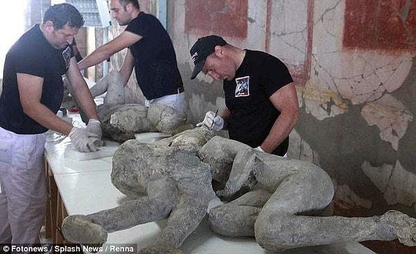 Pompeii arkeoloji alanının genel müdürü Massimo Osanna, yaptığı açıklamada "Öteden beri kucaklaşan kişilerin kadın olduğunu düşünüyorduk ancak yapılan araştırmalar bu kişilerin erkek olduğunu ortaya çıkardı” dedi.