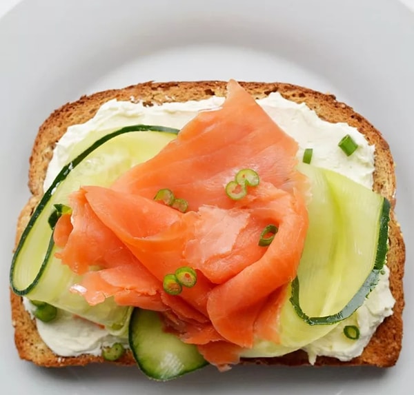 1. Копченый лосось + огурец + сливочный сыр + зеленый лук