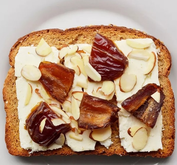 4. Финики + сыр Фета + миндаль