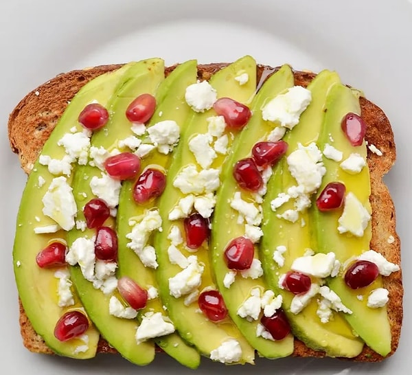 14. Авокадо + сыр Фета + гранат