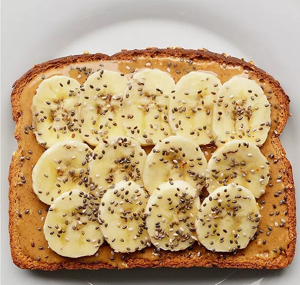 15. Банан + арахисовая паста + семена Чиа