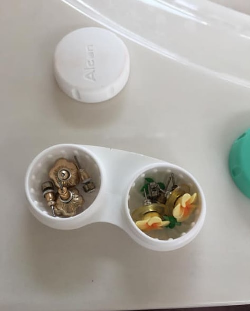 Yüzüklerinizi ve küçük küpelerinizi kaybolma ihtimaline karşı lens ya da ilaç kutularında taşıyın.