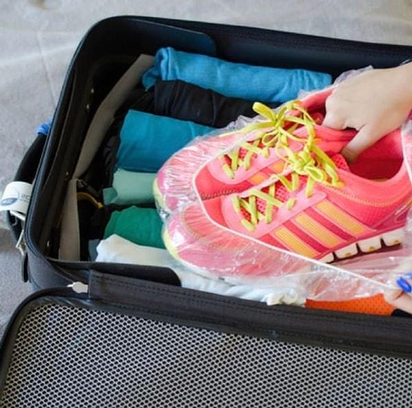 13. Giysilerle aynı valize koysanız da koymasanız da ayakkabılara galoş şart.