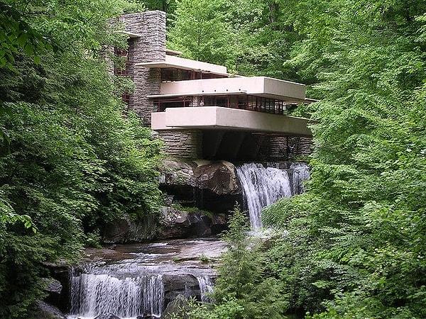 Burası ise "Fallingwater", Wright'ın Pennsylvania'da tasarladığı ikonik bir ev.