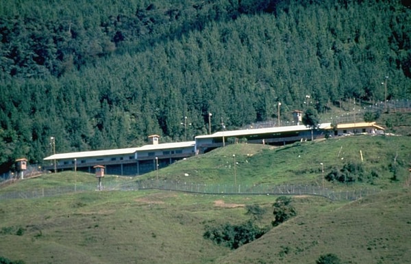 1. Знаменитый наркобарон Пабло Эскобар заключил с правительством Колумбии сделку, в которой говорилось, что он сядет в тюрьму, только построенную им самим. Чтобы не скучать, он пристроил к ней футбольное поле, парк развлечений, бар, джакузи и даже мини-водопад!