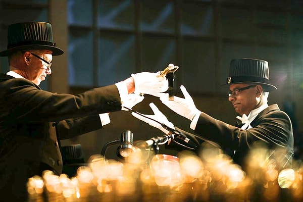 11. В Финляндии выпускники-медики при выпуске награждаются мечами и шляпами