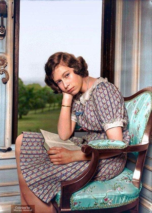 2. Windsor Sarayı'nda kitap okuyan Prenses(Kraliçe) Elizabeth'in renklendirilmiş fotoğrafı, 1940.
