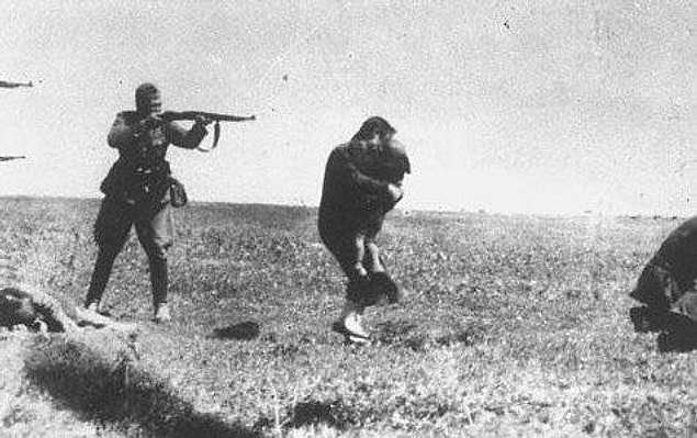 20. Bir Alman askeri, çocuğunu kucaklamış Ukraynalı Yahudi bir kadını idam ederken, Ukrayna, 1942.
