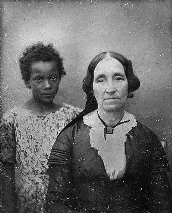 11. Yaşlı bir kadın ve kendisine hizmet için etmesi satın aldığı çocuk kölesi, Louisiana, ABD, 1850'ler.