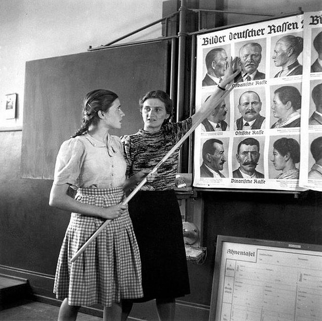 25. Nazi Almanyası'nın gençleri, Aryanlar ve Yahudiler arasındaki farkları öğrenirken, 1943.