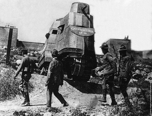12. I. Dünya Savaşı'na katılmadan hemen önce bir tank prototipini test eden Amerikan askerleri, 3 Nisan 1917