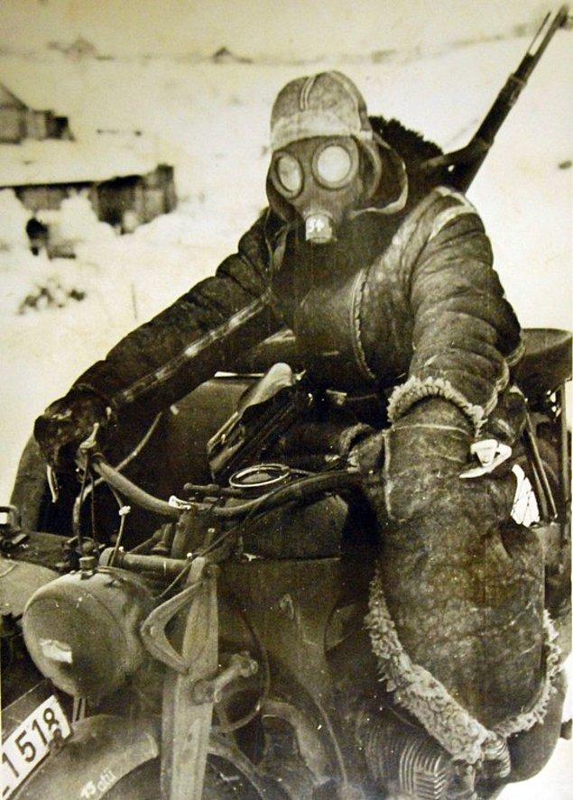 13. Gaz maskesi ve ağır hava koşullarında koruyan elbisesiyle motosiklet süren Doğu Cephesindeki bir Alman askeri, 1943.