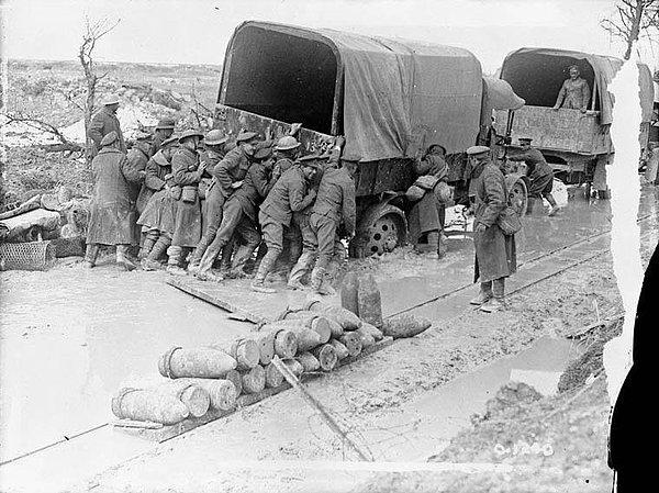 17. Kanada tarihinde kazanılmış olan en büyük zafer olan Vimy Ridge Muharebesi sırasında askeri aracı çamurdan çıkarmaya çalışan Kanadalı askerler, Nisan 1917.