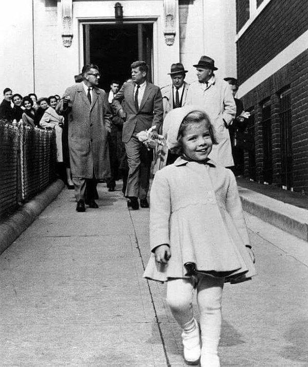 1. Oyuncağını babasına taşıttırmasının rahatlığıyla keyfince dolaşan Caroline Kennedy, 1960.