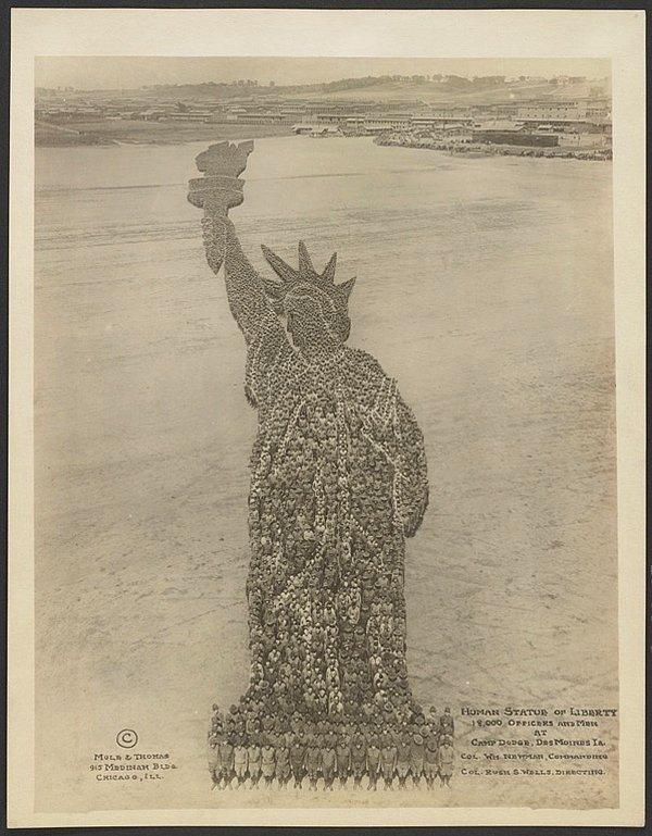 16. 18 bin Amerikan askerinin bir araya gelerek oluşturduğu Özgürlük Anıtı heykeli görüntüsü, 1918.