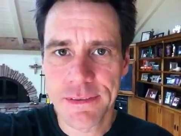 16. Однажды он признался в любви Эмме Стоун в видео на YouTube.