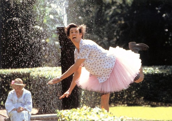 18. Коронная фраза "Alrighty then" была придумана Джимом Керри еще до "Эйс Вентура". Он использовал ту же фразу, голос и манеру, что и в "В живом цвете".