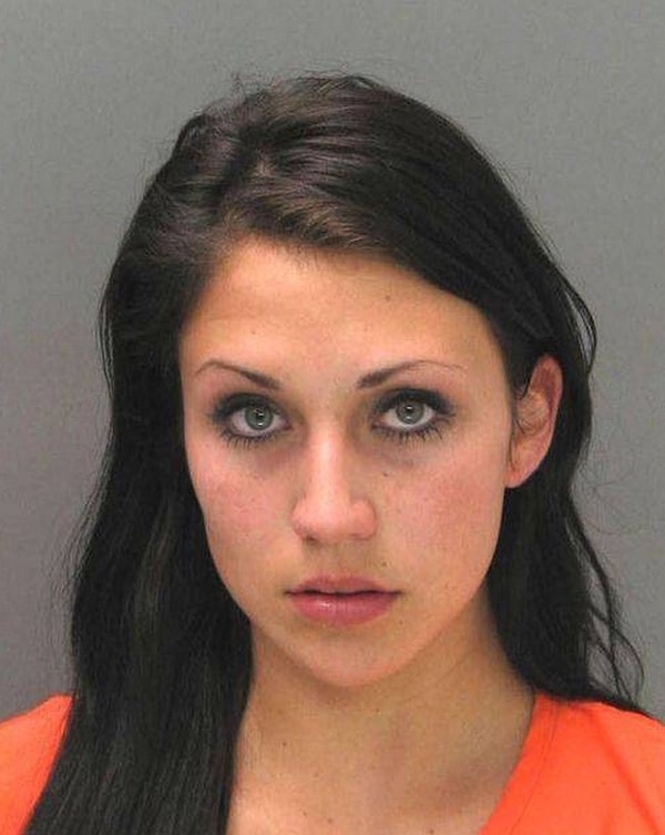 2. Эта девушка выглядит, как модель. А этот безупречный макияж? Кажется, что она готовилась к этому снимку с особой тщательностью