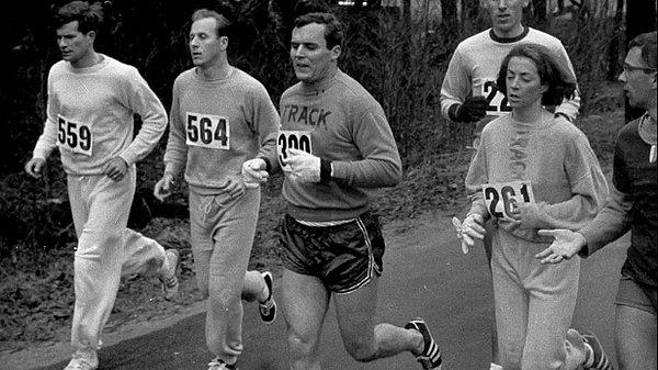 Syracuse Üniversitesi öğrencisi 20 yaşındaki Kathrine Switzer, 1967 Boston Maratonu'nda koşarak bir çığır açmıştı.