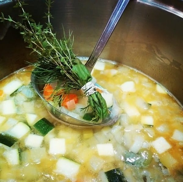 9. Зубная нить подойдет для приготовления мини-пучков из специй и трав, которые можно использовать для бульонов, супов, тушеных блюд и т.д.