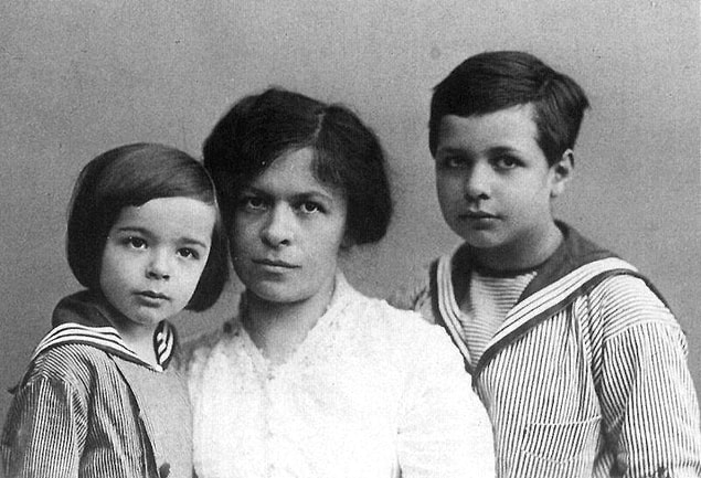 Einstein’in 1914 senesinde Berlin tren garında bırakıp gittiği çocuğu ise şöyle der onun hakkında: