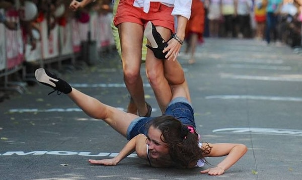 12. Несмотря на весь дискомфорт, который приносит обувь на большом каблуке, ты всё равно продолжаешь её носить...