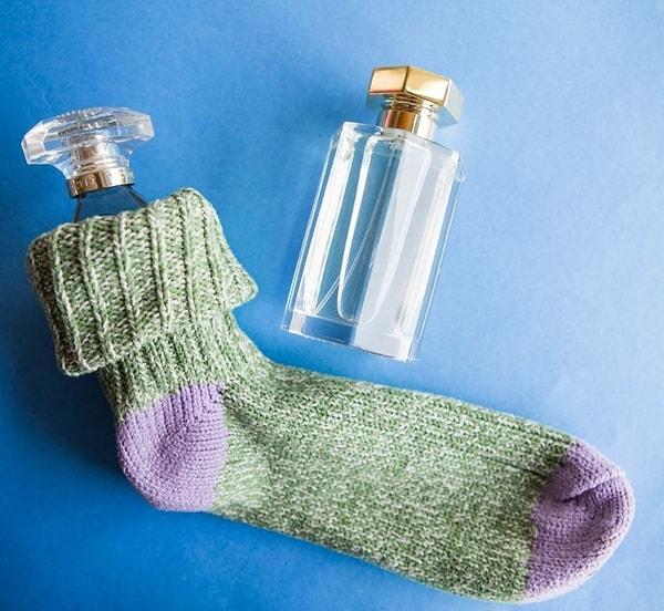 24. Parfüm şişelerini çorapların içine yerleştirerek kırılma riskini azaltın.