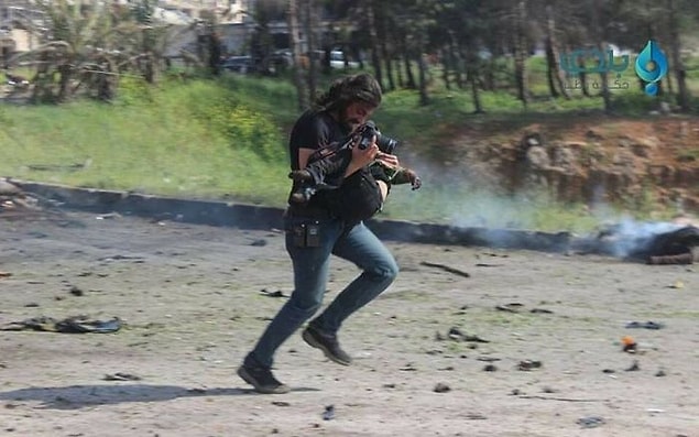 Genellikle bir savaş fotoğrafçısının içgüdüsü objektifin önünde olup bitenler ne olursa olsun fotoğraf çekmeye devam etmektir.