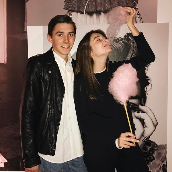 1. Сообщается, что пара не особенно интересовалась местной тусовкой.